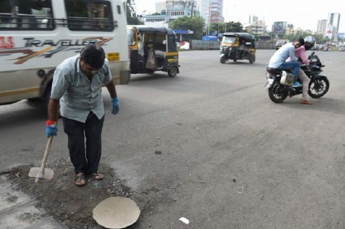 Dadaro Bilhore menutup 600 lubang di jalan selama 3 tahun terakhir untu mengenang anaknya