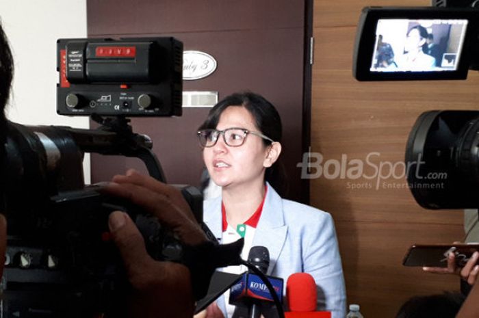 Sekjen PSSI, Ratu Tisha Destria, menjawab pertanyaan berbagai media saat berkunjung ke Kompas Gramed