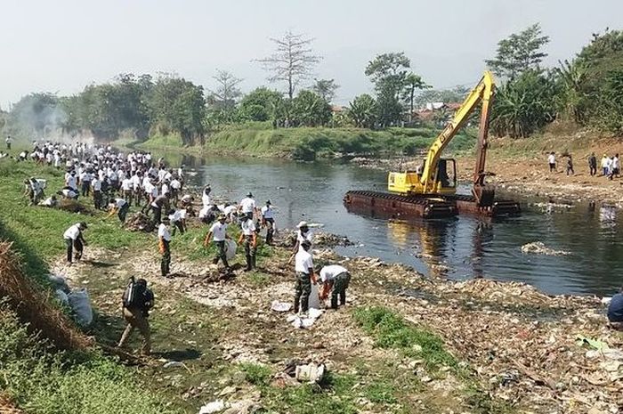 TNI dan ribuan warga turun membersihkan sampah di daerah aliran sungai (DAS) Citarum yang berada di Kecamatan Dayeuhkolot, Kabupaten Bandung, Jumat (8/9/2017).