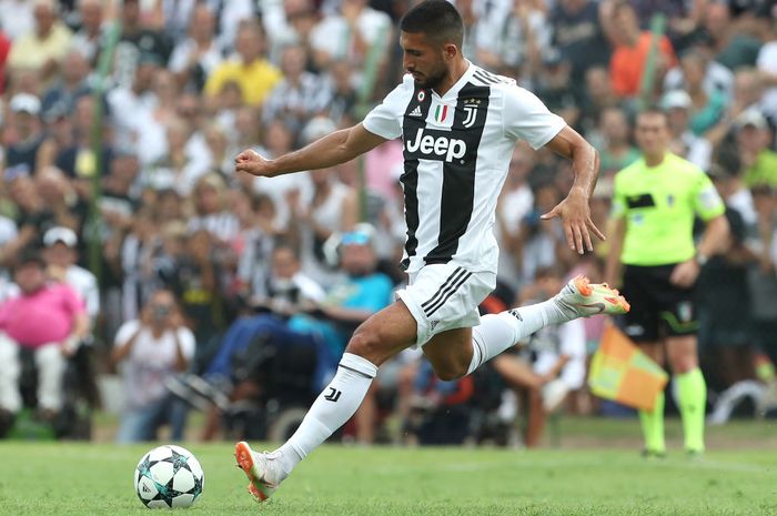 Gelandang Juventus, Emre Can,  beraksi dalam laga uji coba kontra Juventus B di Villar Perosa pada 1