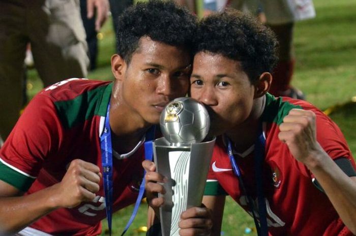 Dua pemain Timnas U-16 Indonesia yang merupakan saudara kembar, Amiruddin Bagas Kaffa (kiri) dan Ami