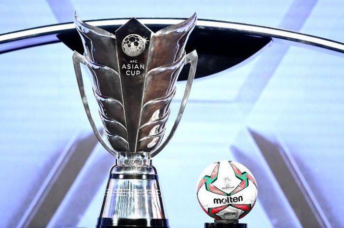 Trofi Piala Asia dipamerkan saat pengundian fase grup Piala Asia 2019 di Hotel Armani, Burj Khalifa,