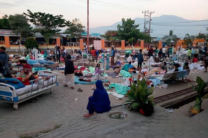 Sejumlah pasien mendapat perawatan di depan Instalasi Gawat Darurat (IGD) RSUD Undata, Palu, Sulawesi Tengah , Sabtu (29/9/2018). Perawatan di luar gedung rumah sakit tersebut untuk mengantisipasi kemungkinan adanya gempa susulan.