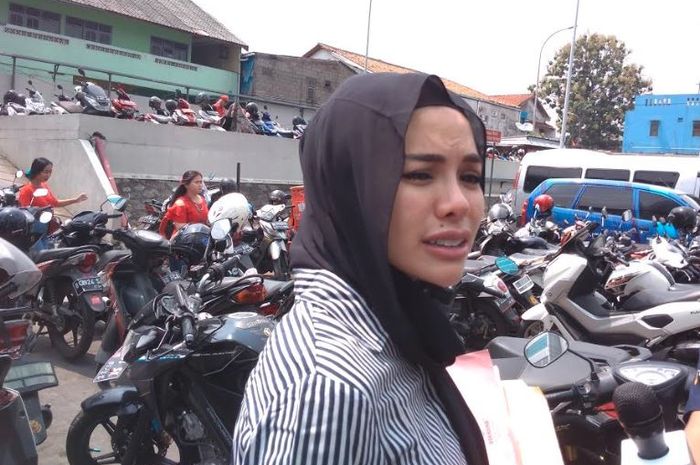 Nikita Mirzani saat ditemui Grid.ID sambil memegang perutnya di kawasan Tendean, Jakarta Selatan, Senin (1/10/2018).
