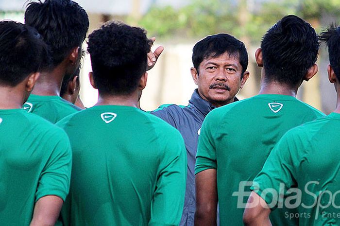 Pelatih timnas Indonesia U-19, Indra Sjafri, tengah memberikan arahan kepada pemain