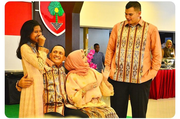 Awalnya Sering Berantem, Bella Saphira Kini Tampak Akrab dengan Kedua Anak Tiri, Intip 5 Potretnya!