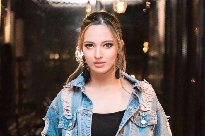 Nia Ramadhani kerap tampil kasual dengan mengenakan busana nuansa jeans. Simak deretan penampilan si