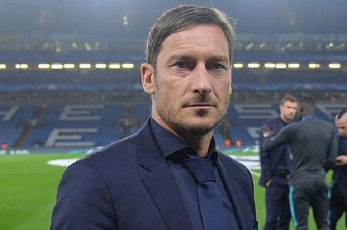 Francesco Totti selaku Direktir AS Roma menemani tim sebelum bertanding melawan Chelsea dalam laga f