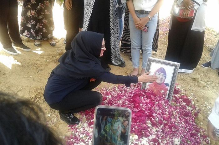 Roro Fitria mengantar sang ibunda, Raden Retno Winingsih ke tempat peristirahatan terakhirnya.