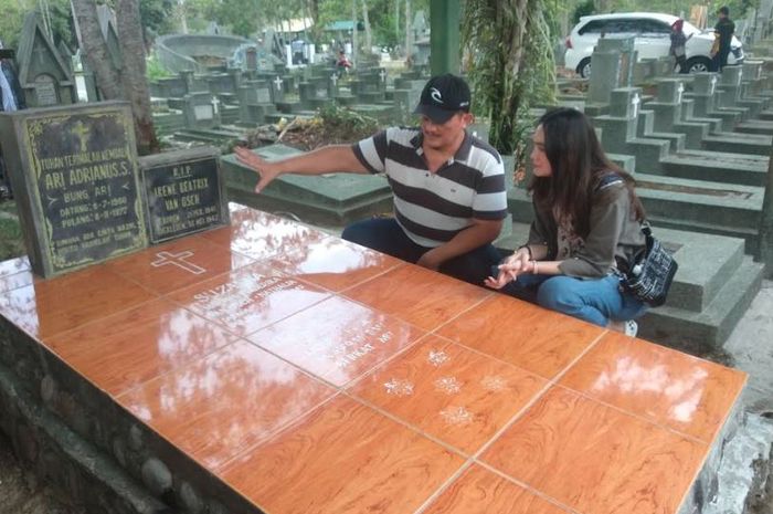 Luna Maya dan Clift Sangra saat mengunjungi makam Suzzanna di TPU Giriloyo, Magelang, Jawa Tengah