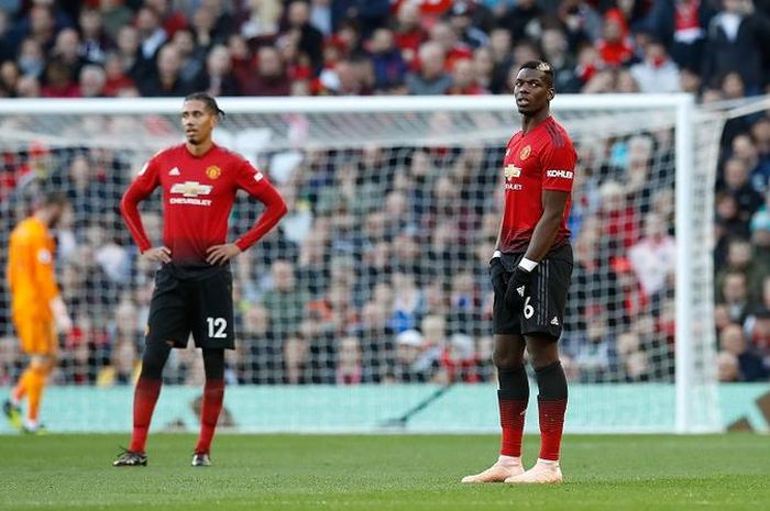 Manchester United's Paul Pogba (right) and Chris Smalling look dejected after conceding the first go