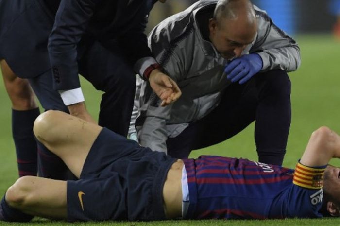 Lionel Messi mengalami cedera saat FC Barcelona menjamu Sevilla dalam partai Liga Spanyol di Camp Nou, Barcelona, 20 Oktober 2018.