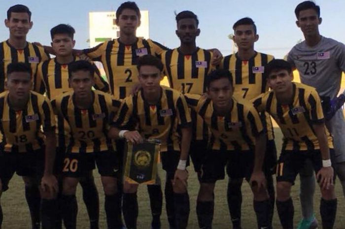 Para pemain timnas U-19 Malaysia berpose bersama sebelum menghadapi timnas U-19 Kamboja pada laga Grup B fase penyisihan Piala AFF U-19 2018 di Stadion Gelora Joko Samudro, Gresik, 4 Juli 2018.