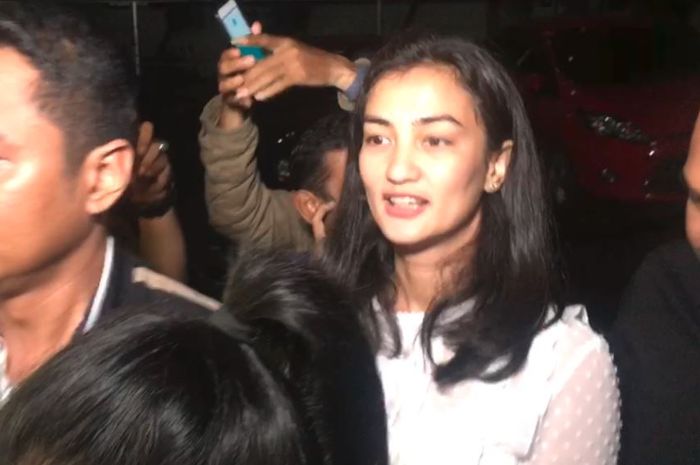 Atiqah Hasiholan datangi Polda Metro Jaya, Jakarta Selatan pada Selasa (23/10/2018)