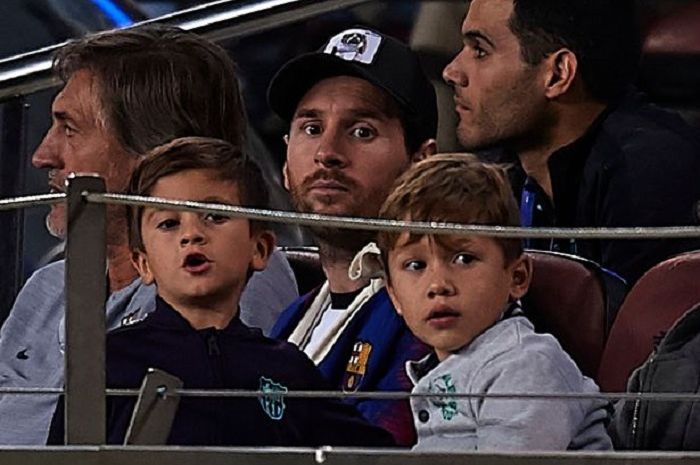 Lionel Messi bersama Thiago Messi Roccuzzo dan Benjamin Suarez menyaksikan laga Barcelona vs Inter Milan di Stadion Camp Nou, Rabu (24/10/2018).