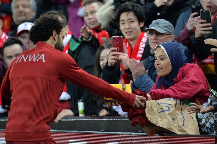 Mohamed Salah mendapat kado dari penggemar saat beraksi di Stadion Anfield, Kamis (25/10/2018)