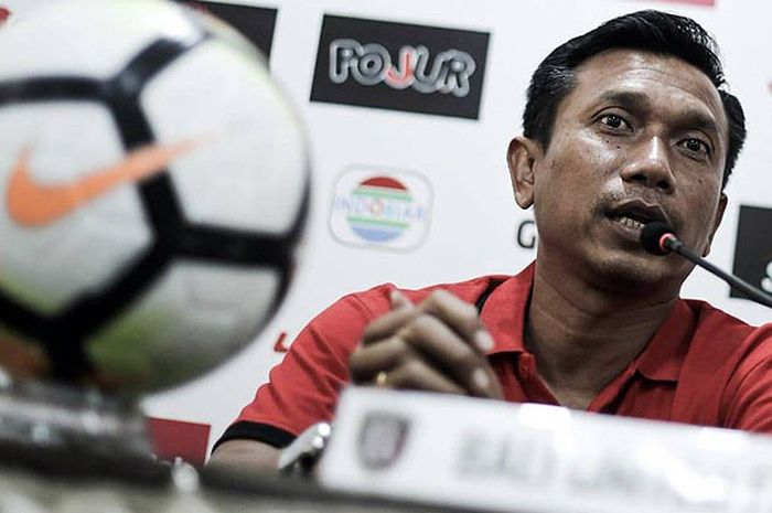 Pelatih Bali United, Widodo Cahyono Putro, memberi keterangan kepada media pada sesi jumpa pers, Sab