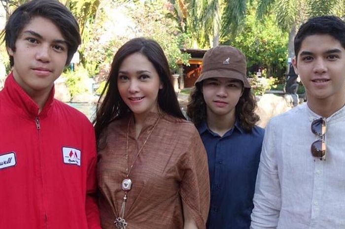 Maia Estianty bersama ketiga anaknya, Al, El, dan Dul.