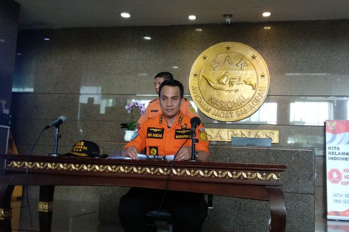 Direktur Kesiapsiagaan, Didi Hamzar saat melakukan konferensi pers mengenai kabar terkini evakuasi kecelakaan pesawat Lion Air JT610, di Kantor Pusat Badan SAR Nasional, kawasan Gunung Sahari, Jakarta Pusat.