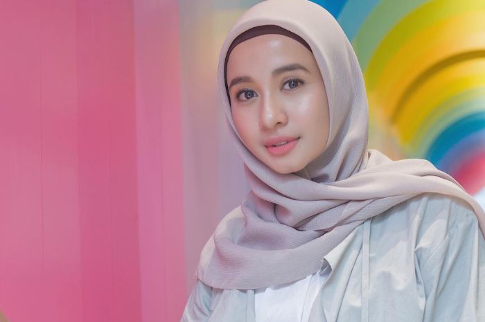 Inspirasi tampil cantik natural sepanjang hari ala Laudya Cynthia Bella dengan 3 jenis alat makeup