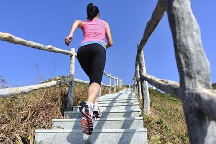 naik tangga bisa menjadi pilihan olahraga yang cocok untuk  mereka yang tak punya banyak waktu untuk
