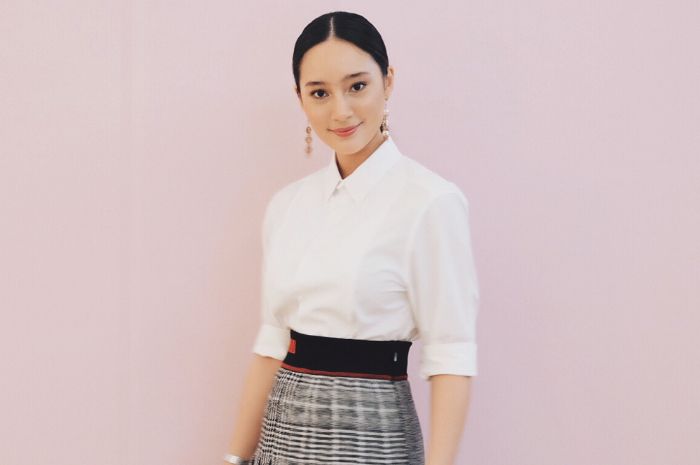 Inilah tips dan trik terlihat lansing saat kenakan kemeja loose dari Tatjana Saphira (instagram.com/tatjanasaphira )