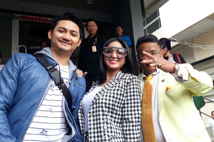 Angga Wijaya, Dewi Perssik, dan Hotman Paris Hutapea Polda Metro Jaya pada Senin (5/11/2018).