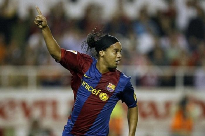 Mantan bintang Barcelona asal Brasil, Ronaldinho, kini terlilit utang sampai Rp 34 miliar dan saldon