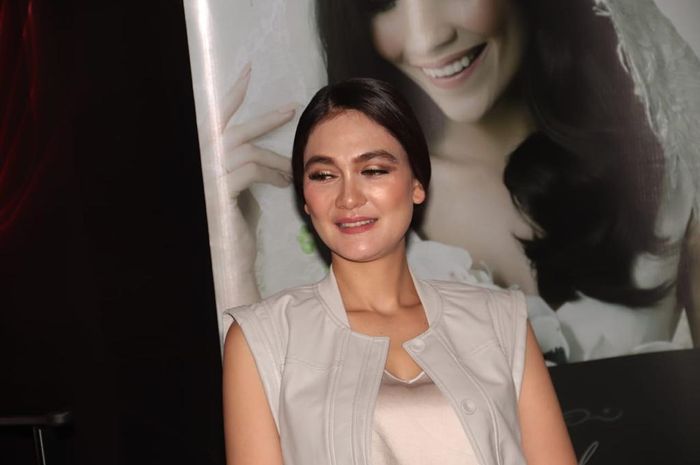 Luna Maya saat ditemui usai makeup class di Mall Taman Anggrek, Jakarta Barat, Selasa (6/11/2018)