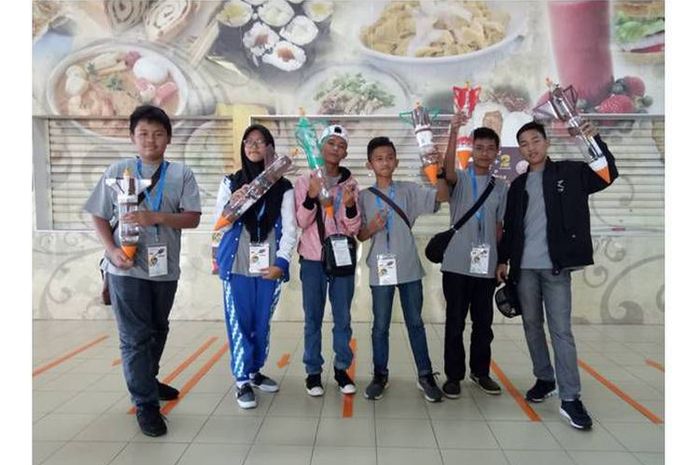 Keenam delegasi dari Indonesia dalam perlombaan roket air di ajang APRSAF ke-25.