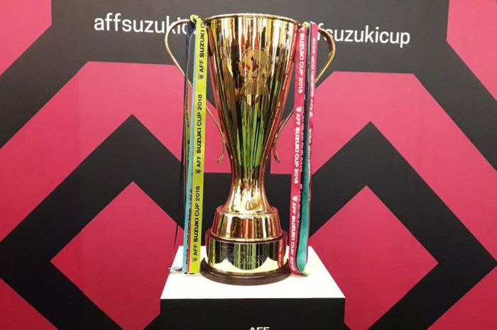 Trofi Piala AFF saat dipamerkan di Jakarta