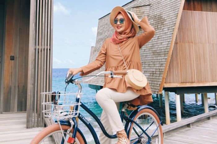 Dian Pelangi terlihat stylish mengenakan topi model floppy saat berlibur ke Maldives