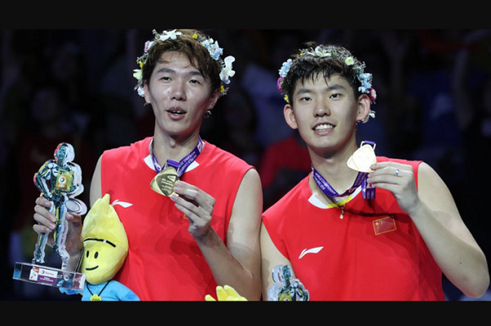 Ganda putra China, Li Junhui (kiri) dan Liu Yuchen, dengan medali emas Kejuaraan Dunia 2018 pada Minggu (5/8/2018) di Nanjing, China.
