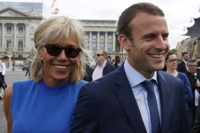 Presiden Prancis Emmanuel Macron dan istrinya Brigitte istri yang lebih tua 25 tahun