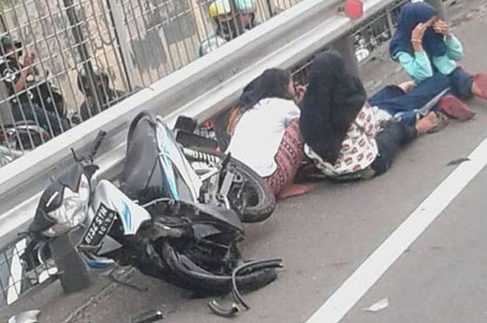 
Bocah cewek lawan arus di ruas jalan tol Tomang-Tangerang (11/11/2018)