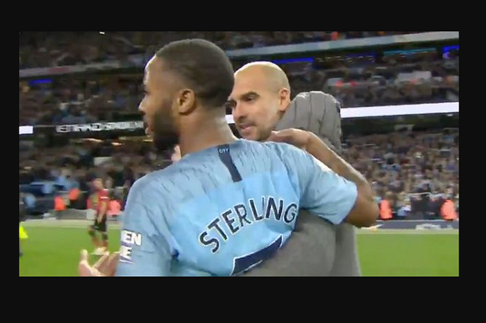 Raheem Sterling (kiri) dan Pep Guardiola (kanan) tampak bersitegang pasca laga Manchester City Vs Ma
