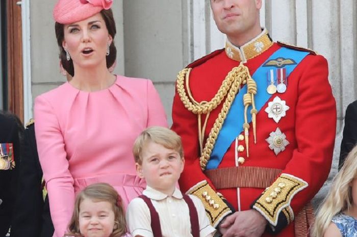 Pangeran George dan Putri Charlotte bersama orang tuanya sedang menyaksikan fly pass pesawat tempur RAF.