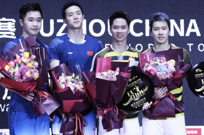 Senyum juara Marcus Fernaldi Gideon/Kevin Sanjaya Sukamuljo bersama runner-up He Jiting/Tan Qiang (C