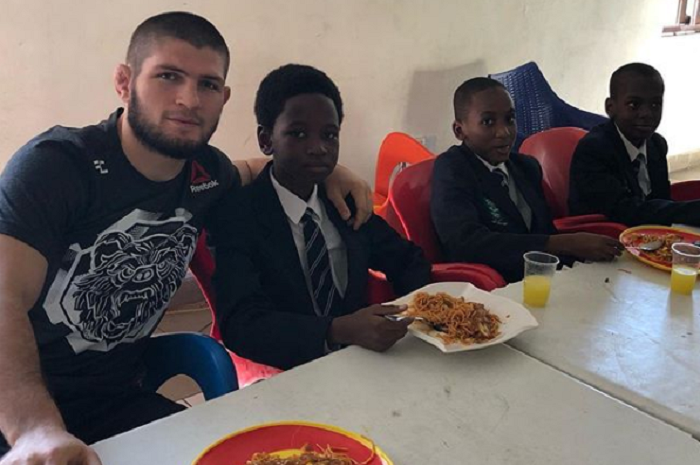 Khabib Nurmagomedov ketika makan bersama anak-anak di Afrika.