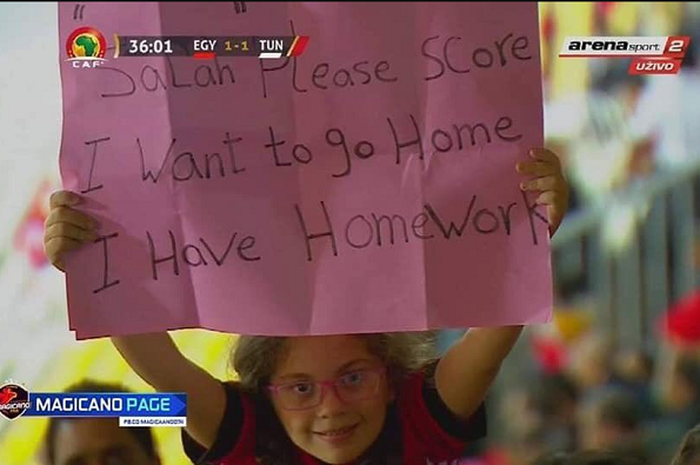 Fan cilik timnas Mesir yang mengirimkan pesan untuk Mohamed Salah.