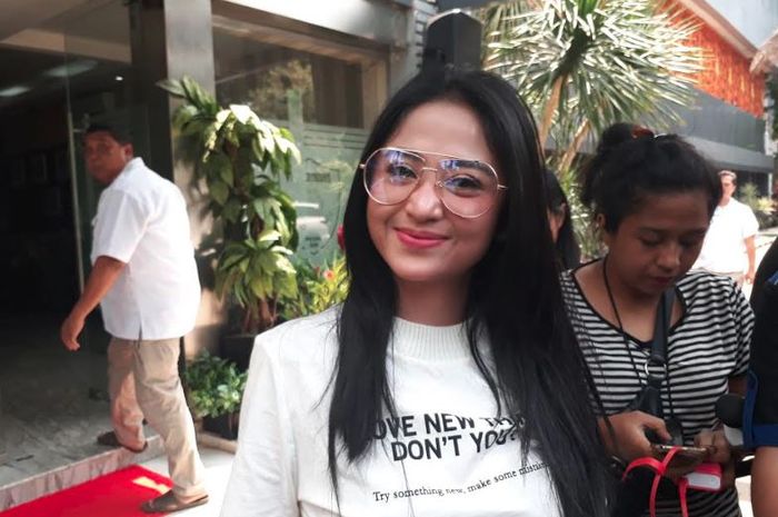 Dewi Perssik di Polda Metro Jaya pada Senin (19/11/2018).