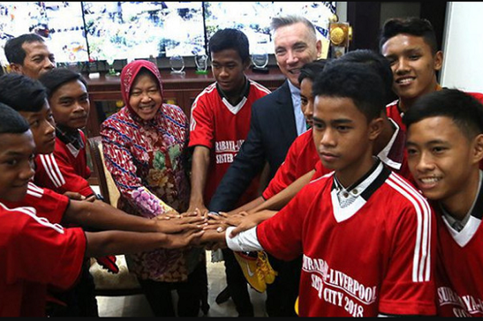 Mochamad Supriyadi bersama Wali Kota Surabaya, Tri Rismaharini beserta 9 anak lainnya yang berangkat ke Liverpool.
