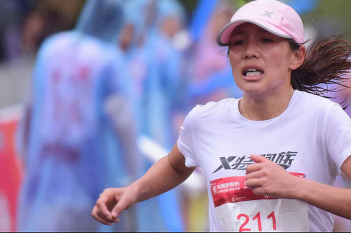 Pelari maraton China, He Yinli, saat mengikuti lomba Suzhou Marathon di China Timur, Minggu (18/11/2