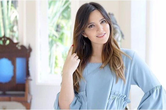Hendak Menonton Konser, Nia Ramadhani Ketahuan Minum Obat Masuk Angin di Perjalanan