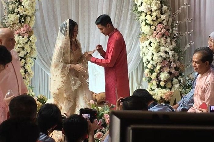 Adly Fairuz dan Angbeen Rishi melangsungkan acara lamaran di kediaman Angbeen Rishi di kawasan Panglima Polim, Jakarta Selatan.