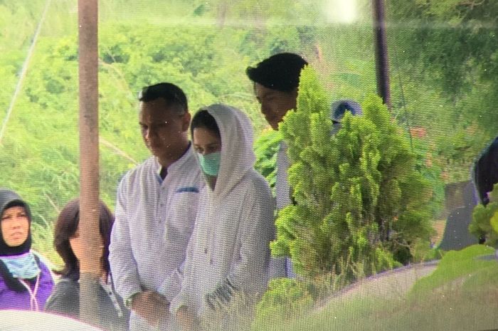 wanita diduga Cut Meyriska di pemakaman ibunda Roger Danuarta