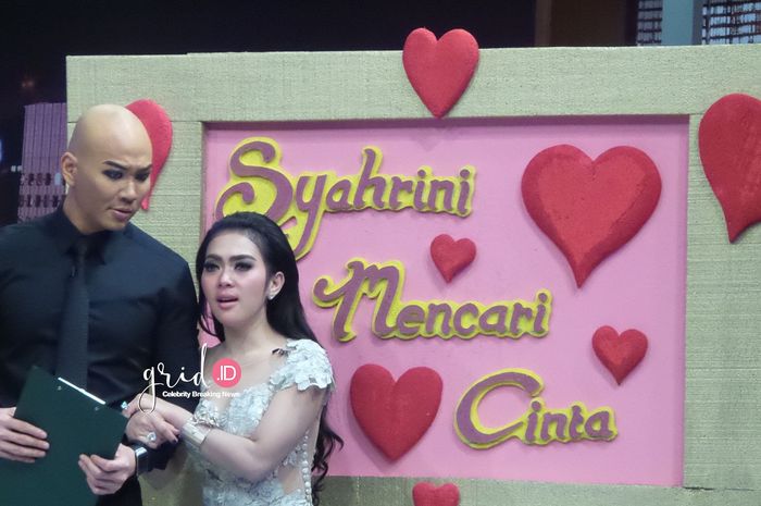 Syahrini mengaku senang mandi menggunakan air zam zam agar kulitnya lebih putih. Pengakuan itu dia sampaikan di depan Deddy Corbuzier dalam acara Hitam Putih edisi 29 Oktober 2013.