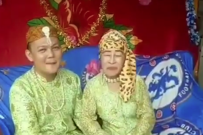 Momen pernikahan Siti Fatimah dan Eko Pan Budi