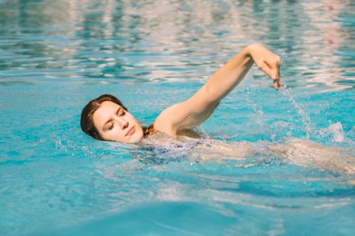 Berbagai manfaat berenang saat hamil