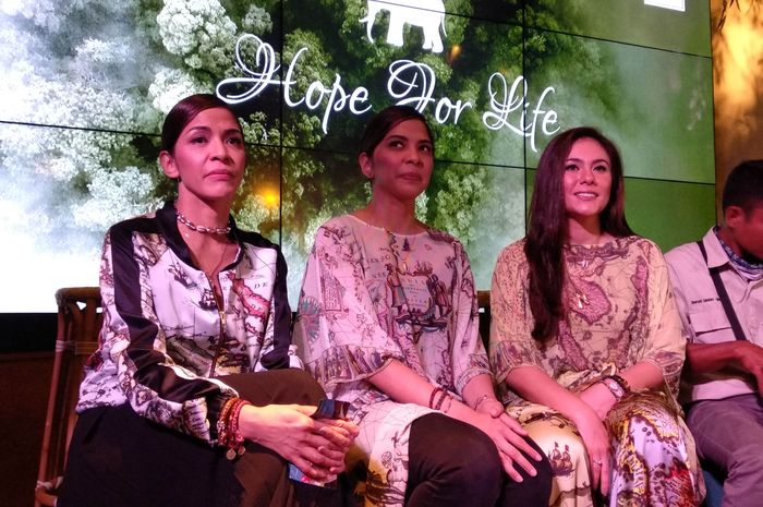 Wulan Guritno (kanan) di acara malam penggalangan dana bertajuk 'Hope For Life Charity Night Sumatran Elephant' di Monopoli Hotel, Kemang, Jakarta Selatan, Senin (3/12/2018).